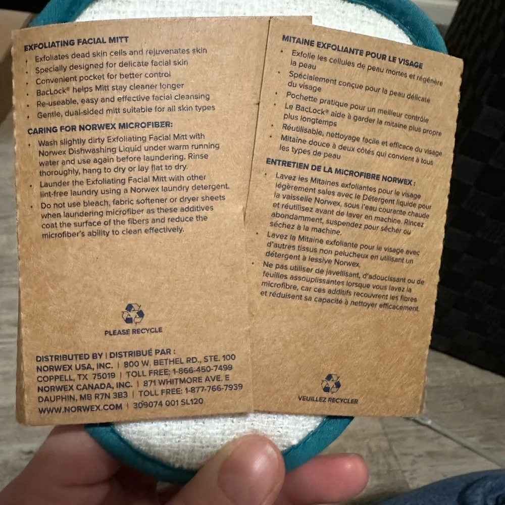 Norwex Exfoliating Facial Mitt in White and Teal